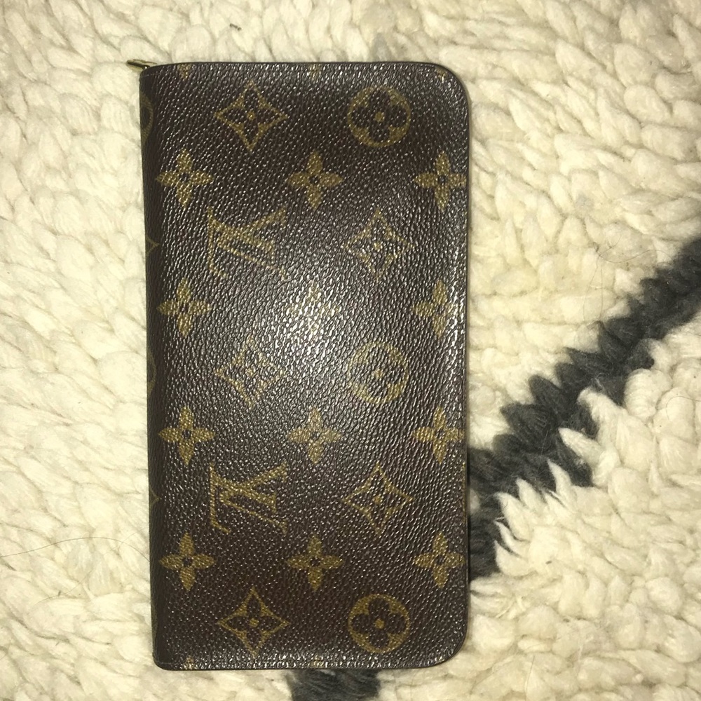 LV zip continental wallet